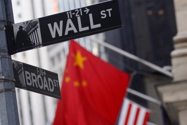 Bolsas cierran con fuertes alzas tras anuncios de la Fed y por esperanza en negociaciones sobre Ucrania