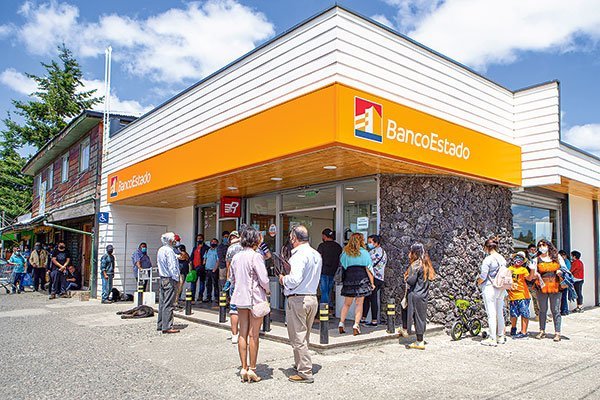 <p>Corte en red de fibra de Claro provoca problemas en sucursales de BancoEstado</p>