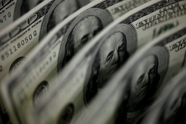 Dólar cierra bajo la marca de $ 800 por avance del cobre y depreciación global de la divisa