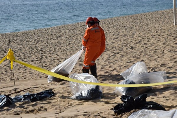 Barrio Las Salinas afirma que contaminación de hidrocarburos de Playa Los Marineros es “ajena a su actuación” y alude a Esval