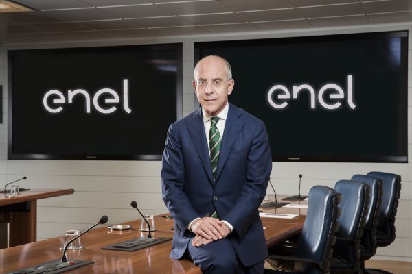 CEO de italiana Enel confirma que empresa prepara salida de Rusia en unos meses