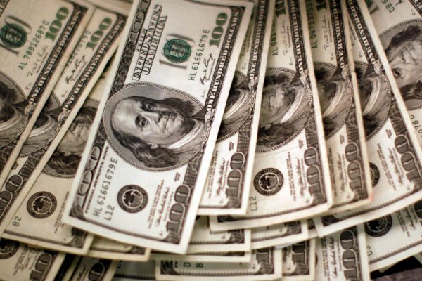 Dólar cierra con leve baja a mínimos en casi un mes: quinto retiro enfrió caída por alza del cobre