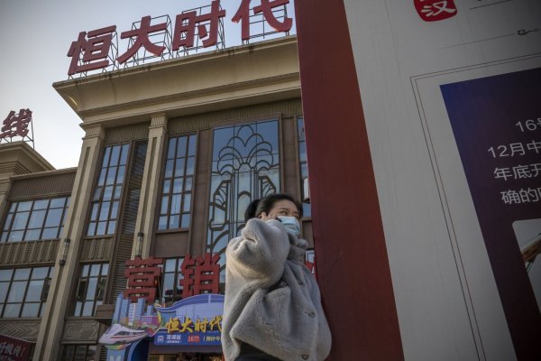 Evergrande no presentará a tiempo sus resultados 2021 y bancos confiscan fianzas en filial inmobiliaria