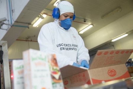 Gigante productora de carne JBS cuadruplicó su utilidad en 2021