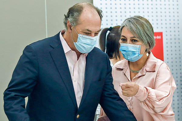 <p>El presidente de la CPC, Juan Sutil, junto a la ministra Jara. Foto: Agencia Uno </p>