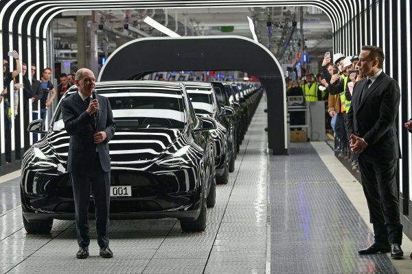 Tesla inaugura su primera fábrica en Europa y Musk entrega las primeras 30 unidades