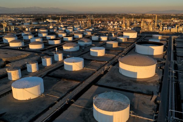 Petróleo sigue en alza previo a nuevas sanciones a Rusia por Ucrania