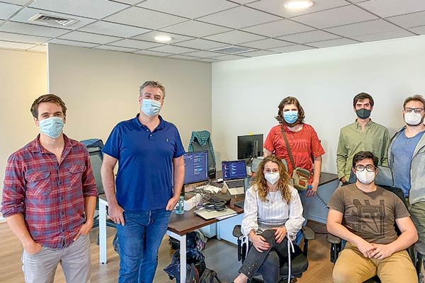 <p>A la izquierda, los cofundadores de Kredito, Lukas Burns y y Sebastián Robles, junto a parte del equipo de la FinTech.</p>