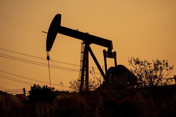 Petróleo cae más de 3% mientras Biden se reúne con aliados para aumentar presión sobre Moscú