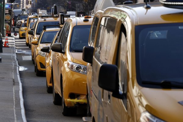<p>Los clientes pagarán aproximadamente lo mismo por los viajes en taxi que por la opción estándar "UberX" de Uber, con tarifas mínimas establecidas por la Comisión de Taxis y Limusinas de NYC.</p>