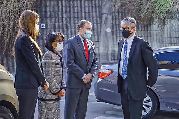 <p>Aurora Olave, Victoria Vásquez y Richard Von Appen recibieron ayer al ministro Marcel en representación de Sofofa. Foto: Ministerio de Hacienda</p>