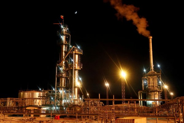 Petróleo se derrumba hasta 6,5% tras anuncio de EEUU de que liberará reservas estratégicas