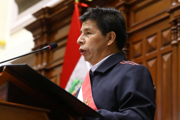 <p>Perú exime de impuesto a combustibles para mitigar alza del petróleo y sube sueldo mínimo</p>