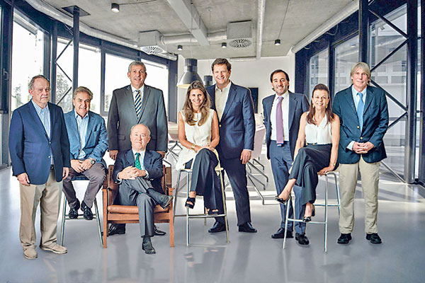 <p>El directorio de Falabella (de izquierda a derecha): Sergio Cardone, José Luis del Río, Carlos Heller, Paola Cúneo, Carlo Solari, Juan Carlos Cortés, María Cecilia Karlezi, Hernán Büchi y Felipe Del Río.</p>