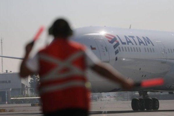 Latam anuncia que hará cambios y devoluciones de boletos aéreos por toque de queda en Perú
