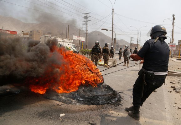 Perú: continúa el paro de transportistas frente al alza del combustible mientras escala violencia