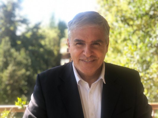La nueva apuesta del ex CQC Nicolás Larraín: lanza plataforma inmobiliaria tipo "Tinder"