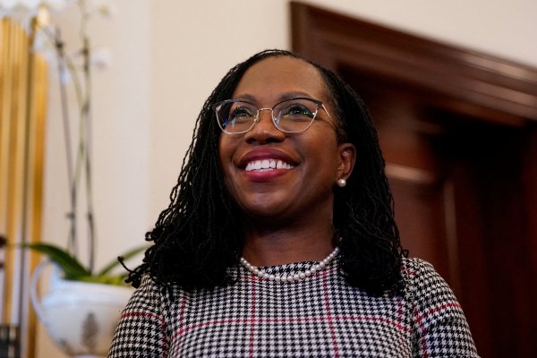 <p>Senado de EEUU confirma a Ketanji Brown Jackson como primera jueza negra en la Corte Suprema</p>