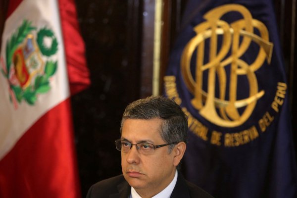 <p>Economista jefe del BCRP, Adrián Armas, en una conferencia de prensa en Lima. Foto: Reuters</p>
