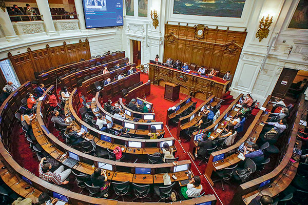 Cadem: Rechazo a nueva Constitución mantiene ventaja y 51% apoya idea de reformarla en el Congreso