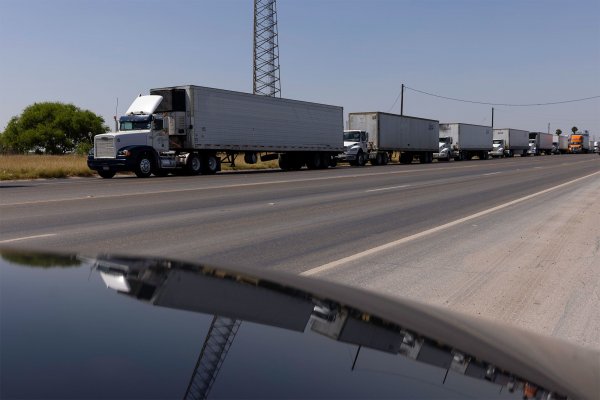 <p>Minoristas en EEUU en riesgo de desabastecimiento por masivo de camiones en frontera con México</p>