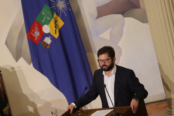 Cadem: desaprobación a Boric supera a su aprobación y la inflación se ubica como principal problema económico