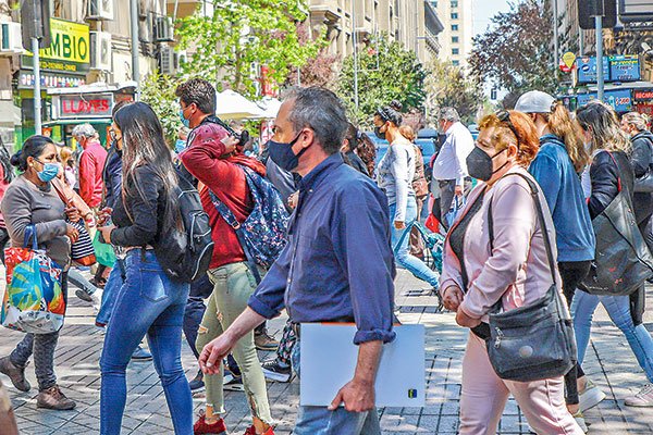 FMI afina pronóstico: ahora espera que PIB per cápita de Chile supere los US$ 30.000 en 2024