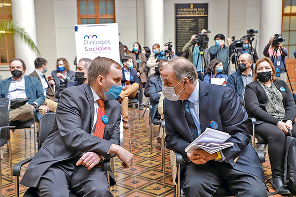 <p>Richard Von Appen, presidente de la Sofofa, dialoga con Juan Sutil, líder de la CPC. Foto: Julio Castro</p>