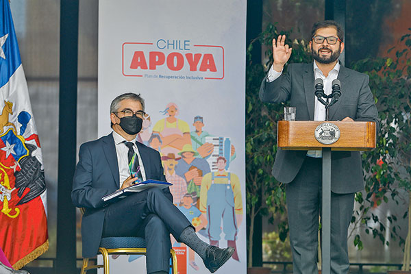 Convención, reforma tributaria y demandas sociales: los temas que las clasificadoras miran con mayor atención sobre Chile