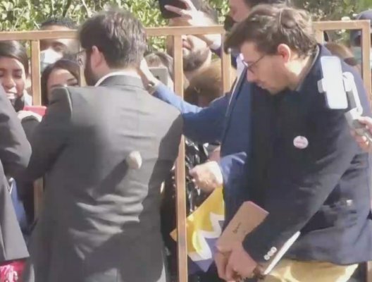 Sujeto lanza piedra a presidente Boric en región de Coquimbo, pero golpea a jefe de gabinete