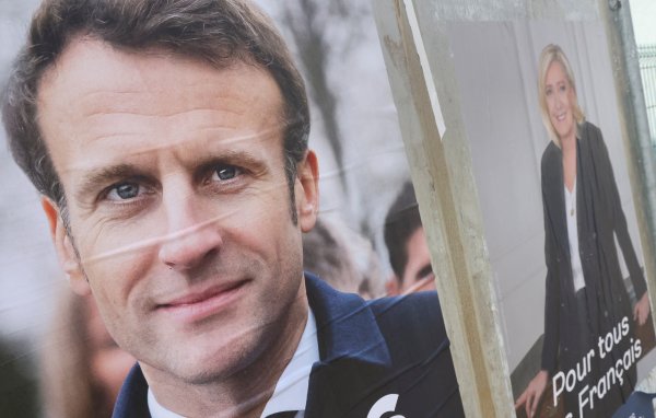 Macron llega como favorito pero enfrenta su reto más incierto con Le Pen en la segunda vuelta de elecciones en Francia