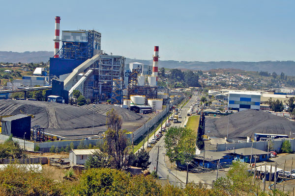 Trabajadores deponen toma de central carbonera Bocamina, pero operación se retomaría el viernes