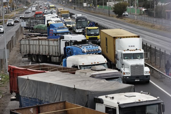 Interior aplica Ley de Seguridad del Estado por cortes de rutas y camioneros en Paine deponen movilización