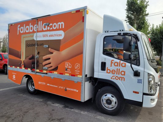 <p>Falabella estrenó camión eléctrico para realizar repartos del e-commerce</p>
