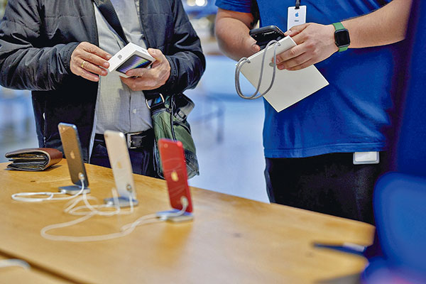 La tienda más grande del reseller de Apple abre sus puertas en el centro de Santiago con formato de dos pisos