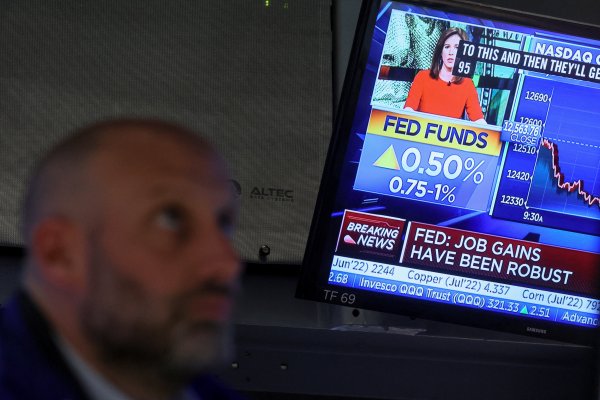 Wall Street reacciona con volatilidad a subida de 50 puntos base en tasa de la Reserva Federal