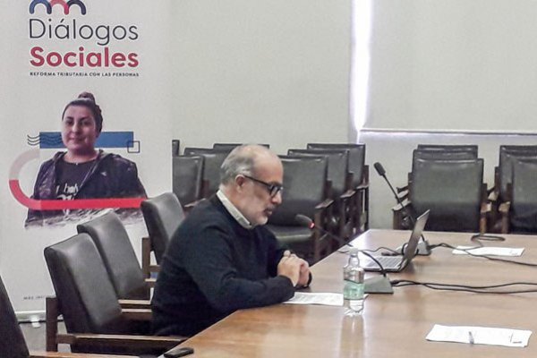 <p>Exministro Rodrigo Valdés coincidió en que el debate debe tener presente las cotizaciones para la seguridad social.</p>