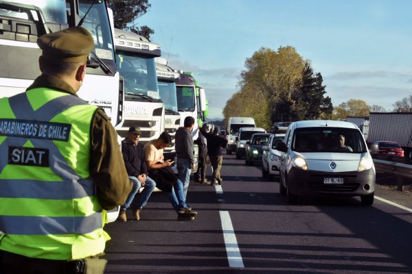Gobierno y camioneros logran acuerdo para levantar paro que mantiene cortes en rutas en Biobío
