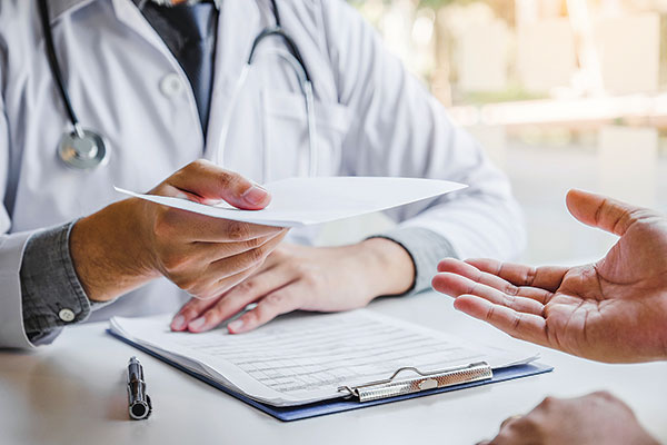 Tras querellas contra más de 300 médicos, Consalud evalúa nuevas acciones legales por emisión irregular de licencias