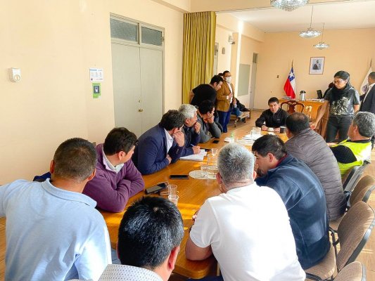 <p>Gobierno y dirigentes de camioneros llegan a acuerdo para levantar paro tras compromiso de medidas para mayor seguridad en las rutas</p>