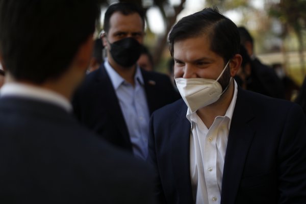 Cadem: Aprobación a Boric sube por primera vez desde que asumió y rechazo a nueva Constitución amplía ventaja