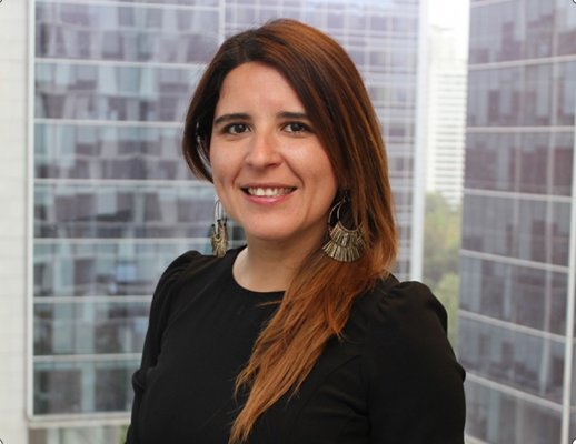 Mujeres perciben una valoración limitada en trabajo en modalidad híbrida, según especialista de Deloitte Chile
