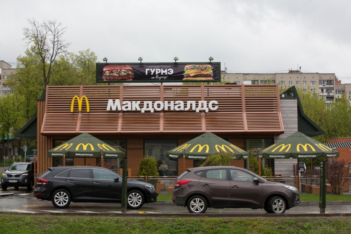 <p>Miles de rusos hacen fila para comprar su último Big Mac antes de la salida de McDonald's del país</p>
