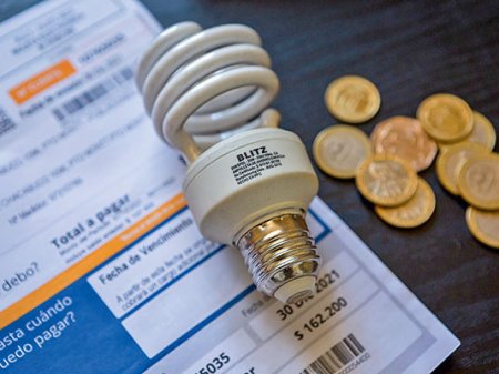 Gobierno chileno ingresa proyecto para amortiguar alzas en cuentas de la luz