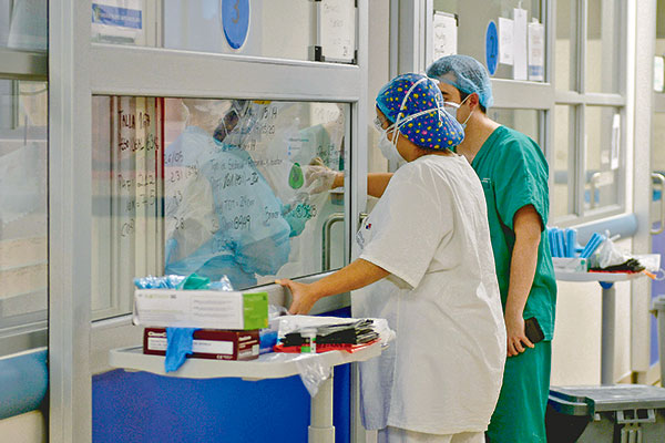 Alerta por retiro de productos antisépticos se extiende a las clínicas: inician gestiones para abastecimiento