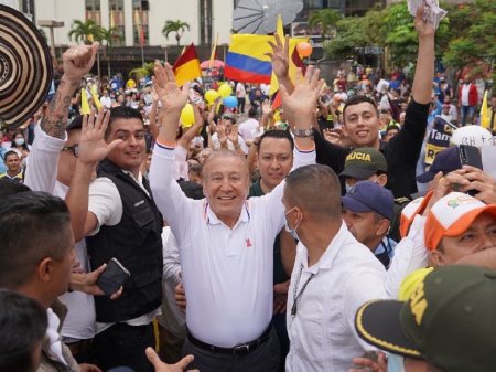 Intruso populista sacude elecciones presidenciales de Colombia