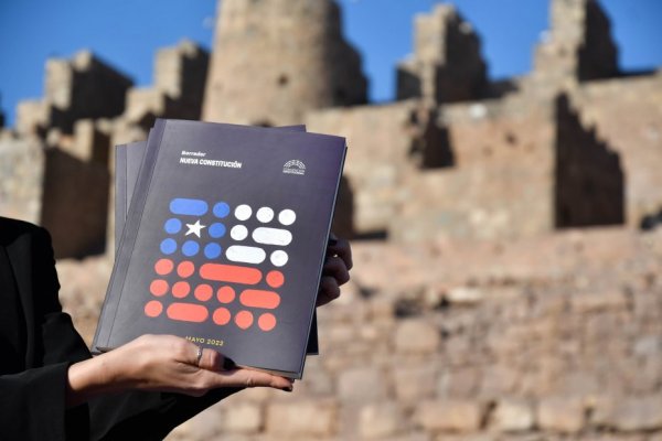 Fitch advierte que borrador de la nueva Constitución mantendría la incertidumbre, pese a que se omitieron algunas de las ideas "más radicales"