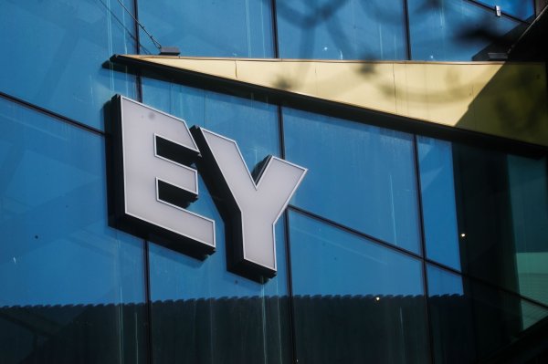 EY planea separación global de su operación de auditoría