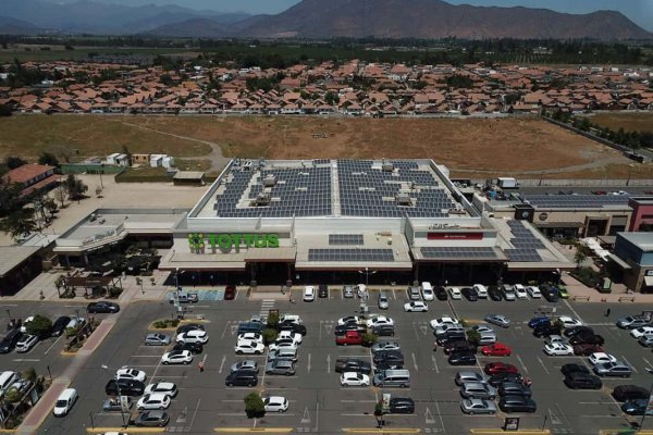 Presentan el primer centro comercial de la región de O'Higgins que opera solo con energías renovables