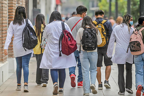 <p>Condonación del CAE: más del 80% del Panel UC considera que es una mala política pública</p>